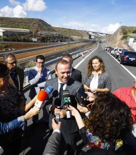 El Alcalde asiste a la finalización de la obra de la IV Fase de la Circunvalación en el tramo del enlace de Las Mesas · foto 2