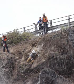 Derribado el macizo rocoso que amenazaba el embarcadero de Mesa del Mar en Tacoronte. · foto 3