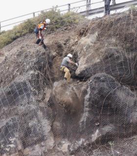 Derribado el macizo rocoso que amenazaba el embarcadero de Mesa del Mar en Tacoronte. · foto 1