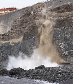 Derribado el macizo rocoso que amenazaba el embarcadero de Mesa del Mar en Tacoronte. · foto 5