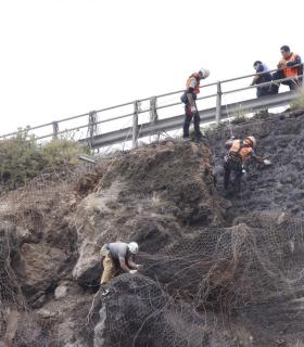 Derribado el macizo rocoso que amenazaba el embarcadero de Mesa del Mar en Tacoronte. · foto 2