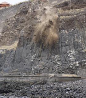 Derribado el macizo rocoso que amenazaba el embarcadero de Mesa del Mar en Tacoronte. · foto 6