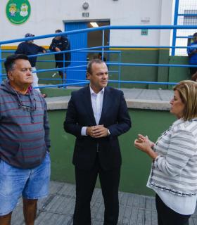El Alcalde Augusto Hidalgo recorre las calles de Barrio Atlántico para conocer con los vecinos varias mejoras ya realizadas en el barrio. · foto 2