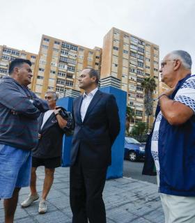 El Alcalde Augusto Hidalgo recorre las calles de Barrio Atlántico para conocer con los vecinos varias mejoras ya realizadas en el barrio. · foto 5