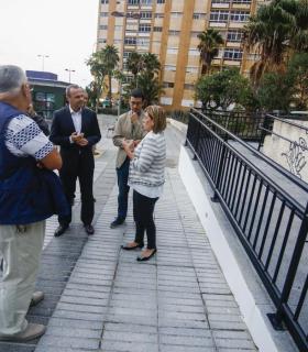 El Alcalde Augusto Hidalgo recorre las calles de Barrio Atlántico para conocer con los vecinos varias mejoras ya realizadas en el barrio. · foto 4