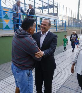 El Alcalde Augusto Hidalgo recorre las calles de Barrio Atlántico para conocer con los vecinos varias mejoras ya realizadas en el barrio. · foto 1