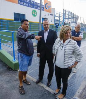 El Alcalde Augusto Hidalgo recorre las calles de Barrio Atlántico para conocer con los vecinos varias mejoras ya realizadas en el barrio. · foto 3
