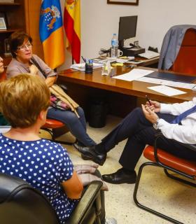El Alcalde Hidalgo se traslada a las oficinas del Canódromo para atender a los vecinos del Distrito Ciudad Alta. · foto 3