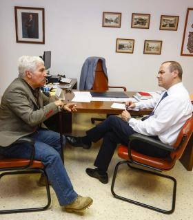 El Alcalde Hidalgo se traslada a las oficinas del Canódromo para atender a los vecinos del Distrito Ciudad Alta. · foto 4