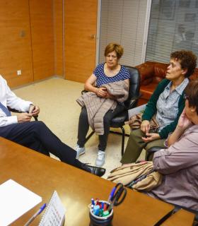 El Alcalde Hidalgo se traslada a las oficinas del Canódromo para atender a los vecinos del Distrito Ciudad Alta. · foto 2