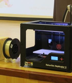 El Cabildo de La Palma cede una impresora 3D a los centros educativos de la Isla. · foto 2