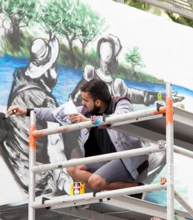 Los grafieros Sabotaje al Montaje y Hamer guían al alumnado de la ULL por sus murales. · foto 1