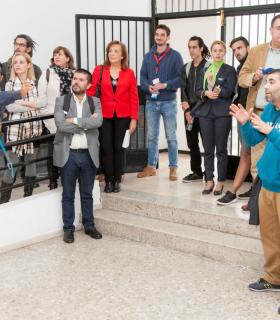 Los grafieros Sabotaje al Montaje y Hamer guían al alumnado de la ULL por sus murales. · foto 4