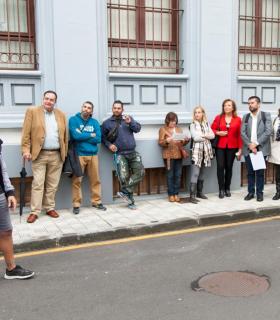 Los grafieros Sabotaje al Montaje y Hamer guían al alumnado de la ULL por sus murales. · foto 3