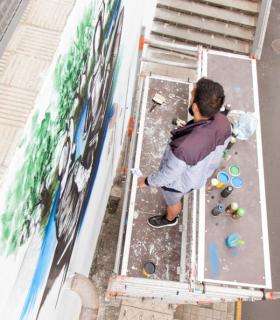 Los grafieros Sabotaje al Montaje y Hamer guían al alumnado de la ULL por sus murales. · foto 2
