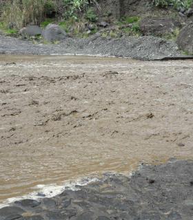 La crecida del barranco de las Angustias ha llevado al Cabido a cortar la carretera de Los Brecitos en La Palma · foto 1