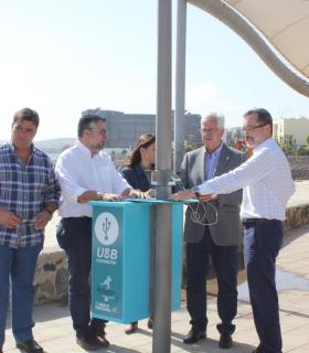 El Ayuntamiento colabora con la iniciativa cabildicia en su campaña Fuerteventura te queremos renovable en la instalación de un cargador USB en la playa de Los Pozos. · foto 3