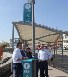 El Ayuntamiento colabora con la iniciativa cabildicia en su campaña Fuerteventura te queremos renovable en la instalación de un cargador USB en la playa de Los Pozos. · foto 1