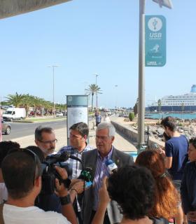 El Ayuntamiento colabora con la iniciativa cabildicia en su campaña Fuerteventura te queremos renovable en la instalación de un cargador USB en la playa de Los Pozos. · foto 4