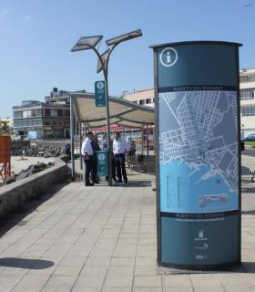 El Ayuntamiento colabora con la iniciativa cabildicia en su campaña Fuerteventura te queremos renovable en la instalación de un cargador USB en la playa de Los Pozos. · foto 2