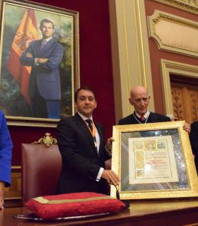 Juan Arencibia de Torres recibe el título de Hijo Adoptivo de Santa Cruz de Tenerife. · foto 3