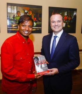 El Ayuntamiento de Las Palmas de G.C presenta el libro de Lancy Dodem, el primer niño indio apadrinado por la Fundación Vicente Ferrer. · foto 2