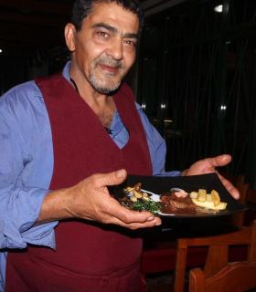El Mesón El Pueblo con su Bocadito de solomillo, gana el premio a la mejor tapa en la VI Semana de la Mini Tapa de Tías. · foto 2
