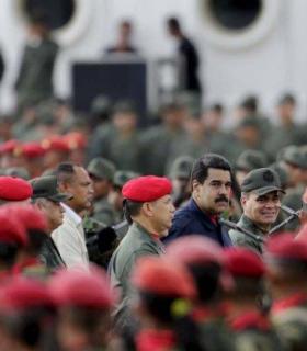 Venezuela prohíbe a militares tener: Twitter, Facebook y Whatsapp. · foto 2