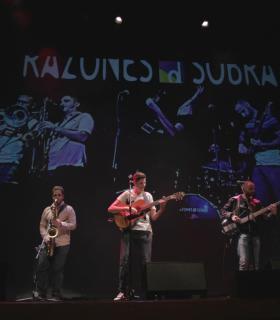 Los 15 finalistas del primer certamen de canción de jóvenes organizado por la Concejalía de Juventud graban un disco colectivo en el CICCA. · foto 2