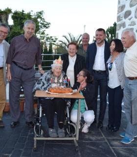 Doña Pino Mendoza Reyes, Pintadera de Oro de la Ciudad de Gáldar, celebra sus cien años de edad. · foto 1