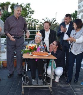 Doña Pino Mendoza Reyes, Pintadera de Oro de la Ciudad de Gáldar, celebra sus cien años de edad. · foto 2