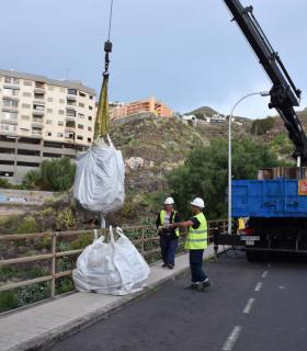 El Ayuntamiento de Santa Cruz de Tenerife retira 25 toneladas de residuos del barranco de Los Lavaderos. · foto 1