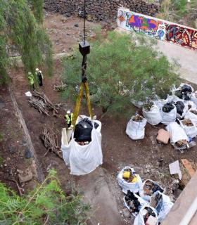 El Ayuntamiento de Santa Cruz de Tenerife retira 25 toneladas de residuos del barranco de Los Lavaderos. · foto 2