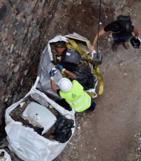 El Ayuntamiento de Santa Cruz de Tenerife retira 25 toneladas de residuos del barranco de Los Lavaderos. · foto 3
