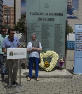 El Ayuntamiento rinde homenaje a las víctimas del accidente aéreo del JK5022 en su octavo aniversario. · foto 4