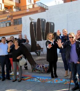 Una Mano solidaria preside desde este pasado viernes la entrada a Los Realejos por El Puente. · foto 1