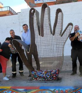 Una Mano solidaria preside desde este pasado viernes la entrada a Los Realejos por El Puente. · foto 2