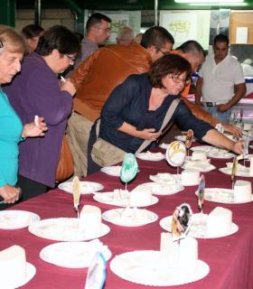 Segunda Feria Insular de Quesos con talleres, exhibiciones, charlas y degustaciones en el mercado del agricultor de Granadilla de Abona el jueves 8 de diciembre. · foto 1