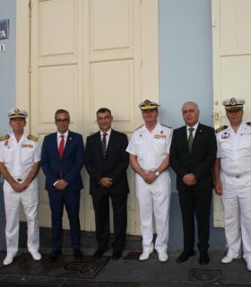 El alcalde de Santa Cruz de La Palma y el Almirante del Mando Naval de Canarias descubren la placa en memoria del Almirante Francisco Díaz Pimienta. · foto 2