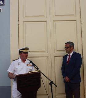 El alcalde de Santa Cruz de La Palma y el Almirante del Mando Naval de Canarias descubren la placa en memoria del Almirante Francisco Díaz Pimienta. · foto 1