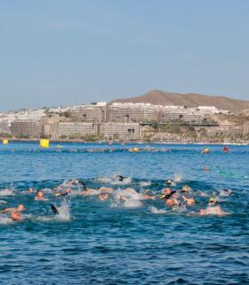 Uxío Abuín y Verónica Navarro ganan la III Travesía a Nado Arguineguín-Palavaca en los 3.000 metros. · foto 4