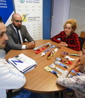 El concejal Aridany Romero recibe a las campeonas de Europa y de España junior e infantil de jiu-jitsu brasileño. · foto 3