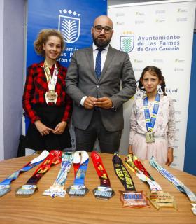 El concejal Aridany Romero recibe a las campeonas de Europa y de España junior e infantil de jiu-jitsu brasileño. · foto 4