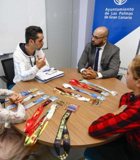 El concejal Aridany Romero recibe a las campeonas de Europa y de España junior e infantil de jiu-jitsu brasileño. · foto 2