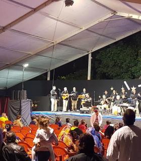 Morro Jable inauguró su Belén tradicional canario con la actuación del grupo de música popular Amolán. · foto 2