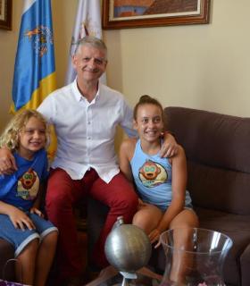 El alcalde recibe a Jesús y Nidia, los youtubers más jóvenes de Europa. · foto 1