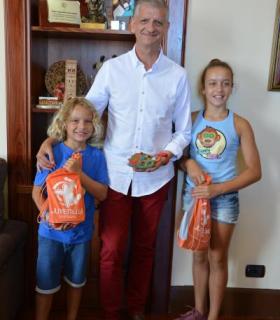 El alcalde recibe a Jesús y Nidia, los youtubers más jóvenes de Europa. · foto 2