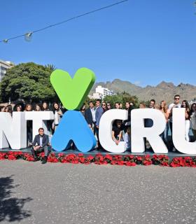 La nueva marca de la ciudad de Santa Cruz de Tenerife luce ya en versión corpórea en la plaza de España. · foto 2