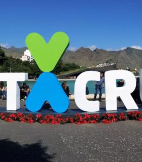 La nueva marca de la ciudad de Santa Cruz de Tenerife luce ya en versión corpórea en la plaza de España. · foto 3