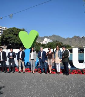 La nueva marca de la ciudad de Santa Cruz de Tenerife luce ya en versión corpórea en la plaza de España. · foto 1
